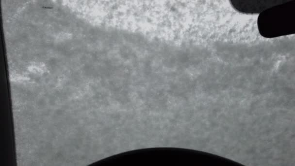 Punkt widzenia FPV, jazda z dużym śniegiem na przedniej szybie — Wideo stockowe