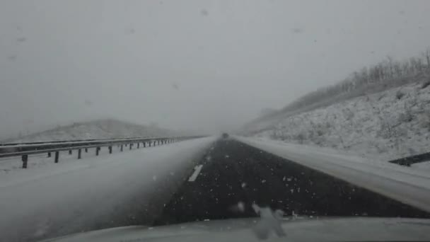 FPV在雪灾中行驶在不干净的危险公路上 — 图库视频影像