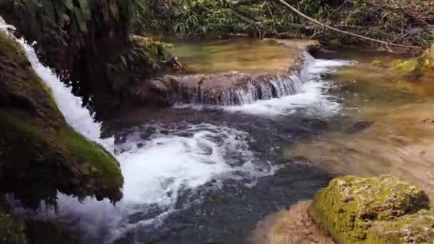 Krushuna-Wasserfälle in Nordbulgarien, Bezirk Lovech in Zeitlupe. Malerische Landschaft mit vielen Travertinen und türkisblauem Wasser — Stockvideo