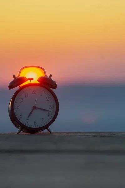 ALARM CLOCK ON SUNRISE MORNING WITH LIGHT FLARES — Fotografia de Stock