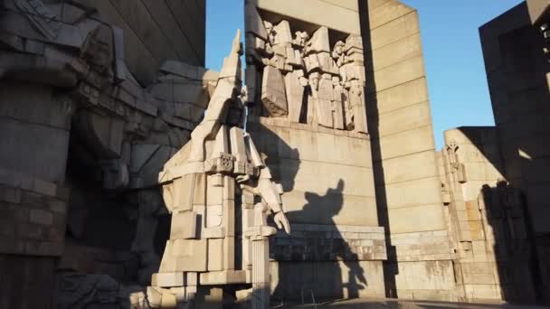 SHUMEN, BULGARIEN - 28.03.2021: Monument till 1300 År av Bulgarien, Grundare av den bulgariska staten designad av bulgariska skulptörer Krum Damyanov och Ivan Slavov. — Stockvideo