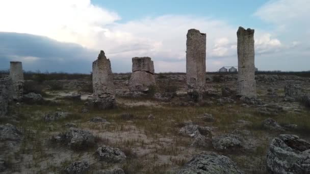 Floresta de Pedra perto de Varna, Bulgária. O único deserto nos Balcãs com antigas rochas cilíndricas — Vídeo de Stock