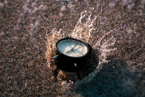 Wecker plätschert im Strandwasser — Stockfoto