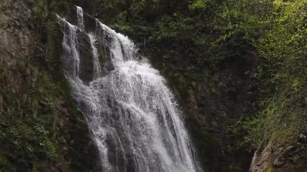 Naturalny wodospad 240fps niefiltrowany materiał — Wideo stockowe