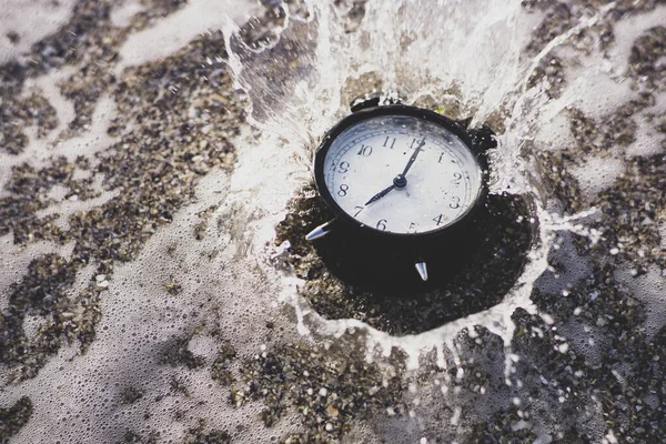 Plaj suyunda çalan çalar saat. — Stok fotoğraf