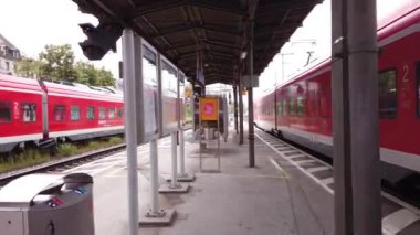 FURTH, 11 Temmuz 2021 DB Deutsche Bahn trenleri Furth Bahnhof tren istasyonuna varıyor.