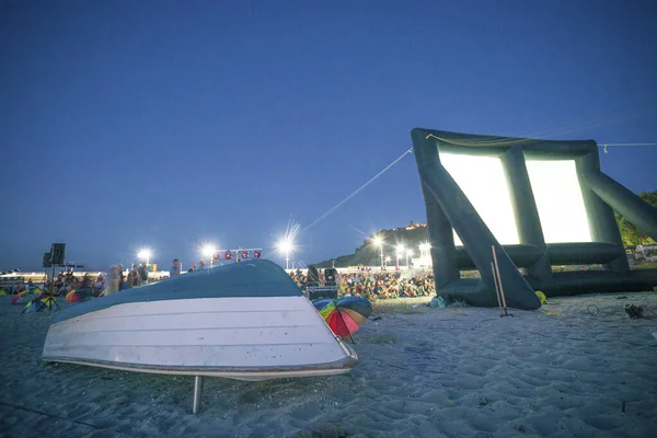 CINEMA OM BEACH PÅ NÖTTEN MED BÅT — Stockfoto