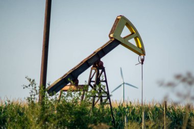 Petrol, Versus Rüzgarı 'nı arka planda döndürür. YEŞİL ENERJİ VERSUS YAĞI