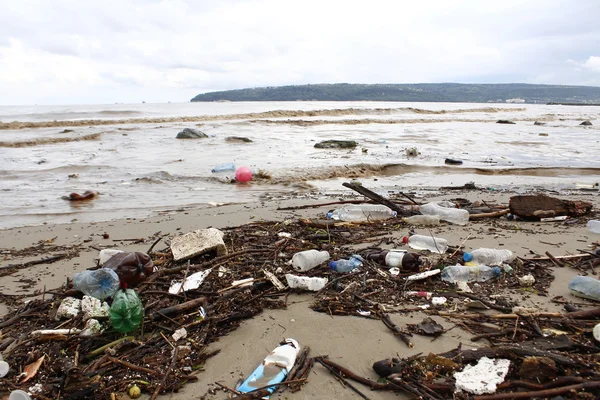 Spiaggia inquinata con spazzatura — Foto Stock