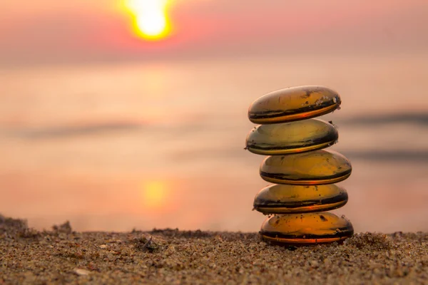 Stapel von Zen-Steinen am Strand — Stockfoto