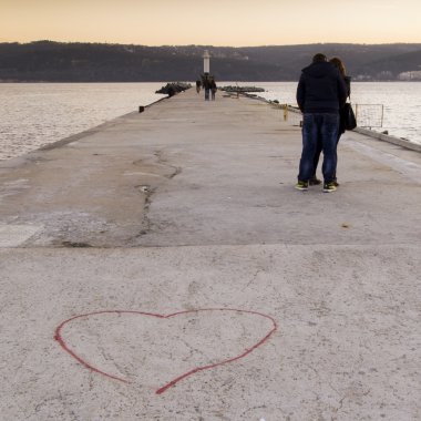 Aşk kalp ile bir iskelede çiftler