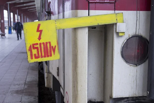 Régi bolgár vonat nagyfeszültségű címkével — Stock Fotó