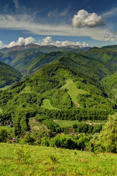 Vertikale Landschaft mit Bergen, Dorf und Skipiste — Stockfoto
