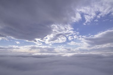 Bulutların üstünde