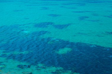 Çerçeveyi dolduran sakin yaz deniz