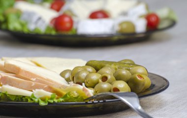Fransız peynir, dolma zeytin