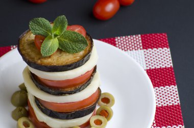 ızgara patlıcan, domates ve mozzarella