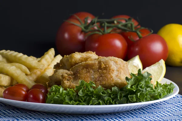 Филе жареной рыбы и картофель с лимоном — стоковое фото