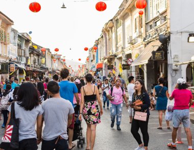 Phuket, Tayland - 13 Şubat: Birçok kişi ile eski şehir phuket