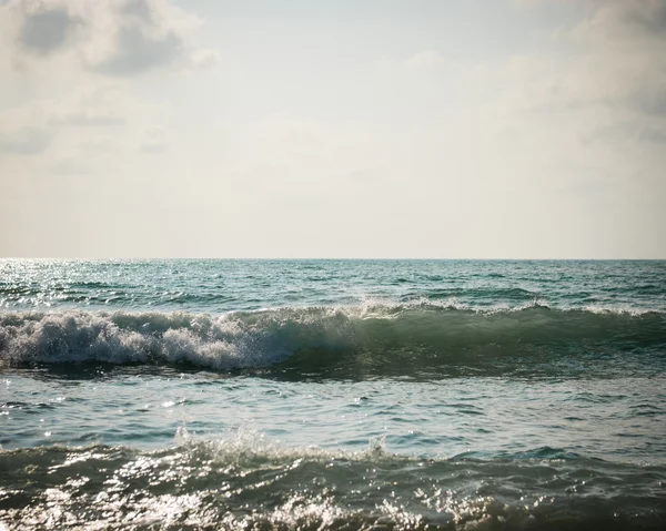 Море з серфінгом і хмарним небом — стокове фото