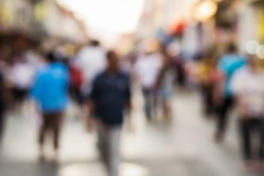 Sokaktaki insanlar bulanık.