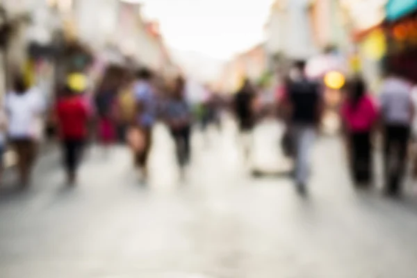 Gente borrosa caminando por la calle —  Fotos de Stock