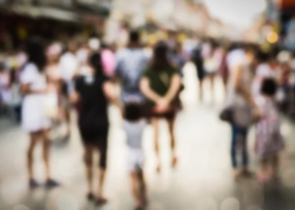 Verschwommene Menschen, die auf der Straße gehen — Stockfoto