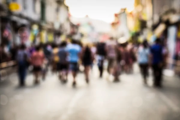 Wazige mensen die op straat lopen — Stockfoto