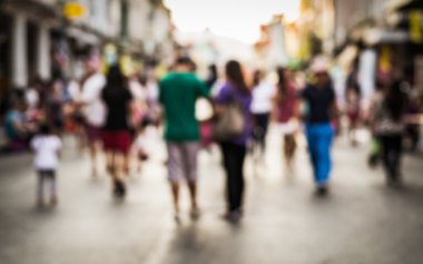 Sokakta yürüyen bulanık insanlar