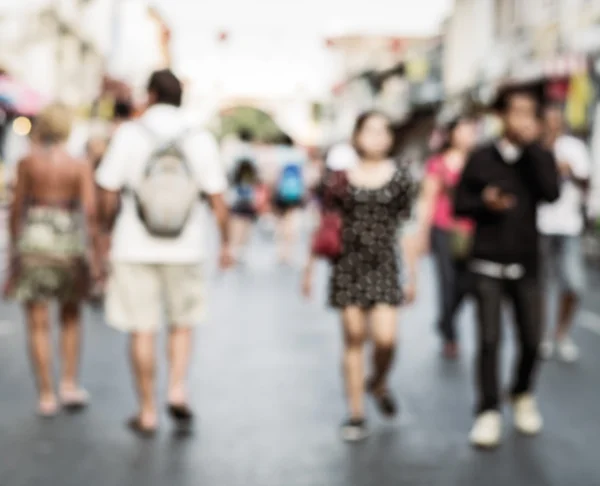 Wazige mensen die op straat lopen — Stockfoto