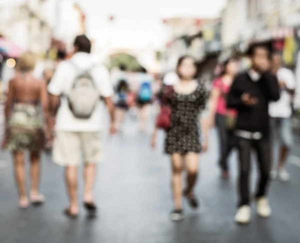 Pessoas desfocadas andando na rua Imagem De Stock