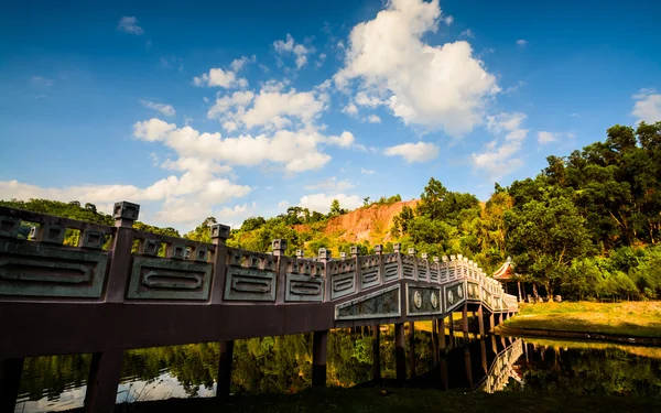 Puente de estilo chino en el río — Foto de Stock