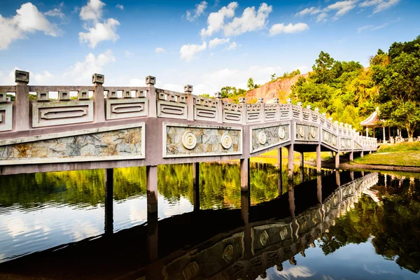 Čínský styl most na řece — Stock fotografie