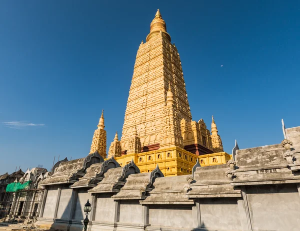 Pagoda en el templo de Mahatad Vachirjalá kol, Krabi, Tailandia —  Fotos de Stock