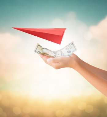 Seyahat ödeme için para holding eller