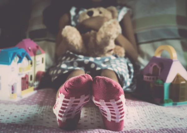 Cerca de una niña 's calcetines de desgaste de pie —  Fotos de Stock