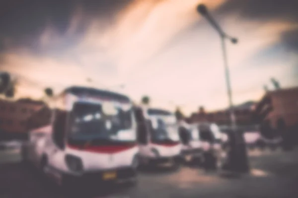 Suddig av många bussar på parkeringen — Stockfoto