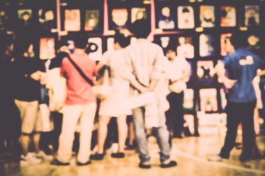 Bulanık kalabalık insan sanat sergi salonunda izliyor