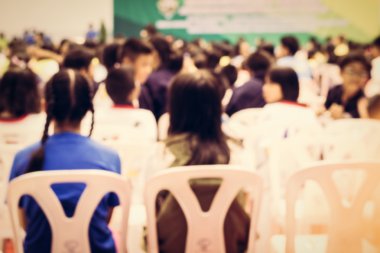 Çocukların koridorda bulanık kalabalık