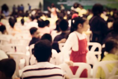 Çocukların koridorda bulanık kalabalık 