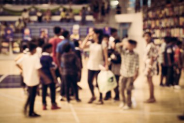 Çocukların koridorda bulanık kalabalık 