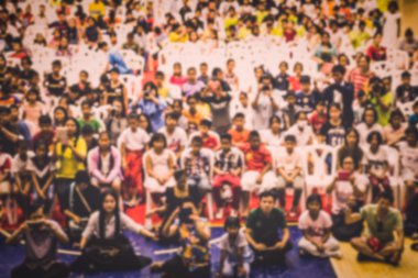 Childre koridorda bulanık kalabalık 