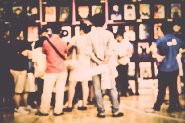 Bulanık kalabalık insan sanat sergi salonunda izliyor