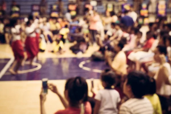 Blurred crowd of people in the hall — Stock Photo, Image