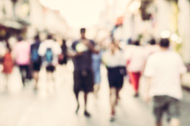 Bulanık insanlar eski şehir sokakta yürüme