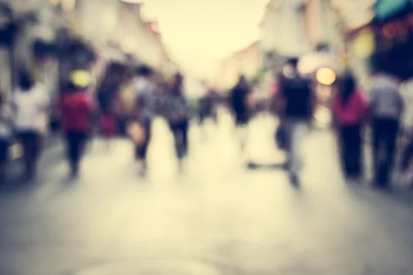 Wazige mensen die op straat lopen — Stockfoto