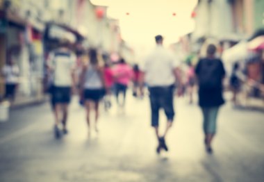 Bulanık insanlar eski şehir sokakta yürüme 