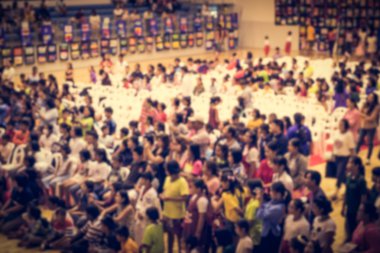 Koridorda bulanık kalabalığın 