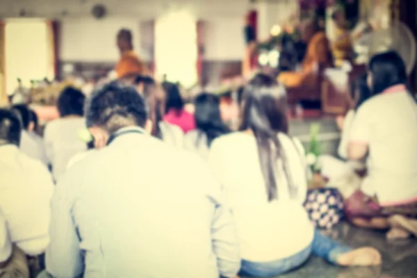 Verschwommene Menschen im buddhistischen Tempel — Stockfoto