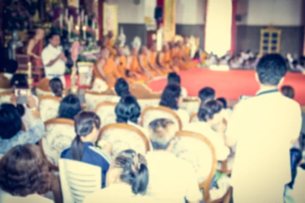 Verschwommene Menschen im buddhistischen Tempel — Stockfoto